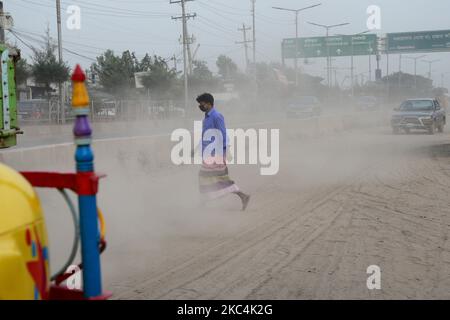 Les gens marchent sur une route poussiéreuse et animée à Dhaka, au Bangladesh, sur 25 novembre 2020. L'état de l'air de la ville de Dhaka s'aggrave jour après jour à un rythme alarmant au cours des 2 dernières années en raison de nouvelles constructions de routes dans la plupart des parties de la ville. (Photo par Mamunur Rashid/NurPhoto) Banque D'Images