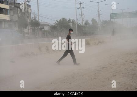 Les gens marchent sur une route poussiéreuse et animée à Dhaka, au Bangladesh, sur 25 novembre 2020. L'état de l'air de la ville de Dhaka s'aggrave jour après jour à un rythme alarmant au cours des 2 dernières années en raison de nouvelles constructions de routes dans la plupart des parties de la ville. (Photo par Mamunur Rashid/NurPhoto) Banque D'Images