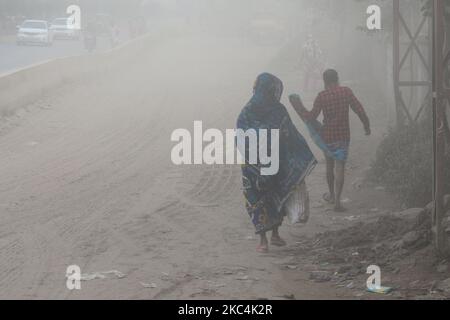 Les gens marchent sur une route poussiéreuse et animée à Dhaka, au Bangladesh, sur 25 novembre 2020. L'état de l'air de la ville de Dhaka s'aggrave jour après jour à un rythme alarmant au cours des 2 dernières années en raison de nouvelles constructions de routes dans la plupart des parties de la ville. (Photo par Mamunur Rashid/NurPhoto) Banque D'Images