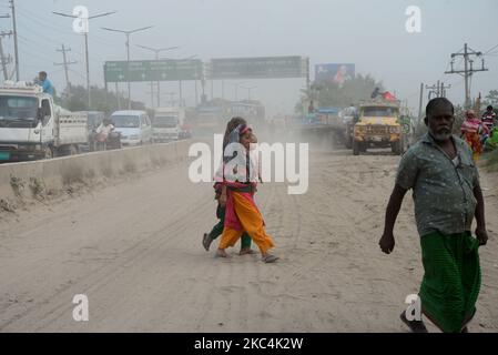 Les gens marchent sur une route poussiéreuse et animée à Dhaka, au Bangladesh, sur 25 novembre 2020. L'état de l'air de la ville de Dhaka s'aggrave jour après jour à un rythme alarmant au cours des 2 dernières années en raison de nouvelles constructions de routes dans la plupart des parties de la ville. (Photo par Mamunur Rashid/NurPhoto) Banque D'Images