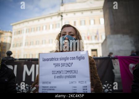 Italie, Rome: Une femme portant un masque facial de protection représentant la peintre mexicaine Frida Kahlo tient une bannière lors d'une manifestation à l'occasion de la Journée internationale pour l'élimination de la violence contre les femmes sur la place Montecitorio à Rome, 25 novembre 2020. (Photo de Christian Minelli/NurPhoto) Banque D'Images