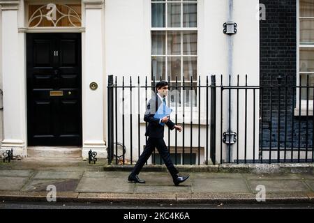 Le chancelier de l'Échiquier Rishi Sunak, député du Parti conservateur de Richmond (travaux), quitte le 11 Downing Street pour annoncer l'examen des dépenses d'un an du Trésor à la Chambre des communes, à Londres, en Angleterre, sur 25 novembre 2020. Il est entendu que cet examen comprend un plan d'investissement de 4,3 milliards de livres sterling dans la création d'emplois, avec toutes les décisions sur les hausses d'impôts et les réductions de dépenses reportées jusqu'à ce que le pays soit plus clairement dégagé de la crise du coronavirus qui a consommé les finances publiques cette année. (Photo de David Cliff/NurPhoto) Banque D'Images