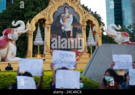 Les manifestants pro-démocratie tiennent des pancartes devant les photos du roi thaïlandais Maha Vajiralongkorn lors d'un rassemblement appelant à des réformes dans la monarchie, devant le siège de la banque commerciale Siam à 25 novembre 2020 à Bangkok, en Thaïlande. (Photo de Vachira Vachira/NurPhoto) Banque D'Images