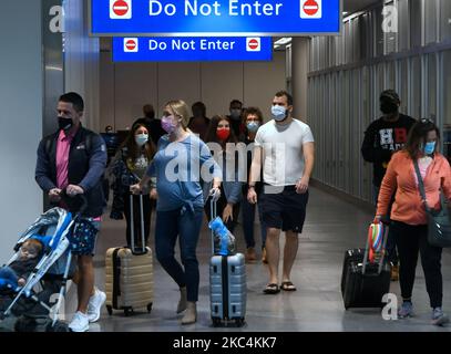 Orlando, Floride, États-Unis - les gens arrivent à l'aéroport international d'Orlando la veille de Thanksgiving, à 25 novembre 2020, à Orlando, en Floride. Des milliers de voyageurs ignorent les avertissements de la CDC pour éviter les voyages de vacances car les cas de COVID-19 sont en hausse aux États-Unis. (Photo de Paul Hennessy/NurPhoto) Banque D'Images