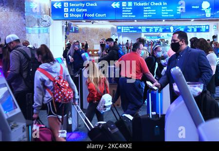 Orlando, Floride, États-Unis - les gens arrivent à l'aéroport international d'Orlando la veille de Thanksgiving, à 25 novembre 2020, à Orlando, en Floride. Des milliers de voyageurs ignorent les avertissements de la CDC pour éviter les voyages de vacances car les cas de COVID-19 sont en hausse aux États-Unis. (Photo de Paul Hennessy/NurPhoto) Banque D'Images