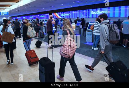 Orlando, Floride, États-Unis - les gens arrivent à l'aéroport international d'Orlando la veille de Thanksgiving, à 25 novembre 2020, à Orlando, en Floride. Des milliers de voyageurs ignorent les avertissements de la CDC pour éviter les voyages de vacances car les cas de COVID-19 sont en hausse aux États-Unis. (Photo de Paul Hennessy/NurPhoto) Banque D'Images