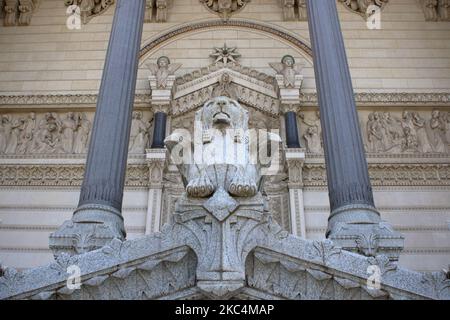 Vue abstraite du lion qui garde l'entrée de la basilique notre-Dame de Fourvière datant du 19th siècle située dans la vieille ville de Lyon France Banque D'Images