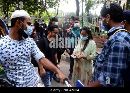 Un tribunal mobile a infligé une amende à des personnes pour ne pas porter de masque facial lors de la pandémie du coronavirus COVID-19 à Dhaka, au Bangladesh, en ont. 26 novembre , 2020. (Photo par Mamunur Rashid/NurPhoto) Banque D'Images