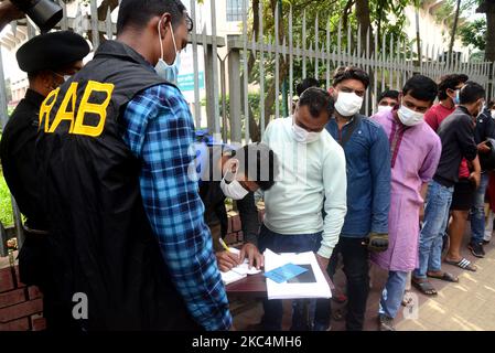 Un tribunal mobile a infligé une amende à des personnes pour ne pas porter de masque facial lors de la pandémie du coronavirus COVID-19 à Dhaka, au Bangladesh, en ont. 26 novembre , 2020. (Photo par Mamunur Rashid/NurPhoto) Banque D'Images