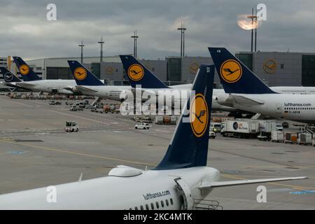 Ligne de queue, rangée d'avions Lufthansa avec le logo visible tel qu'il a été vu garée aux portes de l'aéroport international de Francfort FRA. L'ancien porte-drapeau allemand a la plus grande base de moyeu. Deutsche Lufthansa AG est le deuxième transporteur aérien allemand en Europe et membre de l'alliance aérienne Star Alliance. La marque utilise l'oiseau de grue dans un cercle comme logo, un symbole au fil des ans qui a récemment rebaptisé du jaune au blanc en bleu. L'aéroport de Francfort est l'aéroport le plus actif d'Allemagne, 4th en Europe et 13th dans le monde. Francfort, Allemagne, le 2020 mars (Phot Banque D'Images