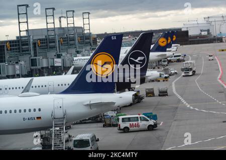 Ligne de queue, rangée d'avions Lufthansa avec le logo visible tel qu'il a été vu garée aux portes de l'aéroport international de Francfort FRA. L'ancien porte-drapeau allemand a la plus grande base de moyeu. Deutsche Lufthansa AG est le deuxième transporteur aérien allemand en Europe et membre de l'alliance aérienne Star Alliance. La marque utilise l'oiseau de grue dans un cercle comme logo, un symbole au fil des ans qui a récemment rebaptisé du jaune au blanc en bleu. L'aéroport de Francfort est l'aéroport le plus actif d'Allemagne, 4th en Europe et 13th dans le monde. Francfort, Allemagne, le 2020 mars (Phot Banque D'Images