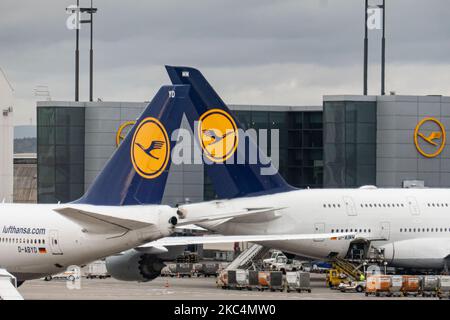 Ligne de queue, rangée d'avions Lufthansa avec le logo visible tel qu'il a été vu garée aux portes de l'aéroport international de Francfort FRA. L'ancien porte-drapeau allemand a la plus grande base de moyeu. Deutsche Lufthansa AG est le deuxième transporteur aérien allemand en Europe et membre de l'alliance aérienne Star Alliance. La marque utilise l'oiseau de grue dans un cercle comme logo, un symbole au fil des ans qui a récemment rebaptisé du jaune au blanc en bleu. L'aéroport de Francfort est l'aéroport le plus actif d'Allemagne, 4th en Europe et 13th dans le monde. Francfort, Allemagne, le 2020 mars (Phot Banque D'Images