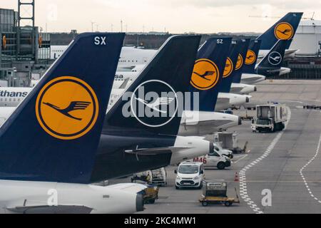 Ligne de queue, rangée d'avions Lufthansa avec le logo visible comme vu à l'aéroport international de Francfort FRA. L'ancien porte-drapeau allemand a la plus grande base de moyeu. Deutsche Lufthansa AG est le deuxième transporteur aérien allemand en Europe et membre de l'alliance aérienne Star Alliance. La marque utilise l'oiseau de grue dans un cercle comme logo, un symbole au fil des ans qui a récemment rebaptisé du jaune au blanc en bleu. L'aéroport de Francfort est l'aéroport le plus actif d'Allemagne, 4th en Europe et 13th dans le monde. Francfort, Allemagne, le 2020 mars (photo de Nicolas Economo Banque D'Images