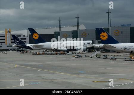 Ligne de queue, rangée d'avions Lufthansa avec le logo visible tel qu'il a été vu garée aux portes de l'aéroport international de Francfort FRA. L'ancien porte-drapeau allemand a la plus grande base de moyeu. Deutsche Lufthansa AG est le deuxième transporteur aérien allemand en Europe et membre de l'alliance aérienne Star Alliance. La marque utilise l'oiseau de grue dans un cercle comme logo, un symbole au fil des ans qui a récemment rebaptisé du jaune au blanc en bleu. L'aéroport de Francfort est l'aéroport le plus actif d'Allemagne, 4th en Europe et 13th dans le monde. Francfort, Allemagne, le 2020 mars (Phot Banque D'Images