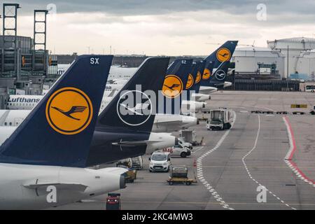 Ligne de queue, rangée d'avions Lufthansa avec le logo visible tel qu'il a été vu garée aux portes de l'aéroport international de Francfort FRA. L'ancien porte-drapeau allemand a la plus grande base de moyeu. Deutsche Lufthansa AG est le deuxième transporteur aérien allemand en Europe et membre de l'alliance aérienne Star Alliance. La marque utilise l'oiseau de grue dans un cercle comme logo, un symbole au fil des ans qui a récemment rebaptisé du jaune au blanc en bleu. L'aéroport de Francfort est l'aéroport le plus actif d'Allemagne, 4th en Europe et 13th dans le monde. Francfort, Allemagne, le 2020 mars (Phot Banque D'Images