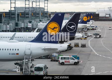 Ligne de queue, rangée d'avions Lufthansa avec le logo visible tel qu'il a été vu garée aux portes de l'aéroport international de Francfort FRA. L'ancien porte-drapeau allemand a la plus grande base de moyeu. Deutsche Lufthansa AG est le deuxième transporteur aérien allemand en Europe et membre de l'alliance aérienne Star Alliance. La marque utilise l'oiseau de grue dans un cercle comme logo, un symbole au fil des ans qui a récemment rebaptisé du jaune au blanc en bleu. L'aéroport de Francfort est l'aéroport le plus actif d'Allemagne, 4th en Europe et 13th dans le monde. Francfort, Allemagne, le 2020 mars (Phot Banque D'Images