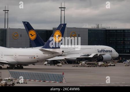 Une gamme d'Airbus A380 et de Boeing 747 Jumbo Jet tail, rangée d'avions Lufthansa avec le logo visible tel qu'il a été garé aux portes de l'aéroport international FRA de Francfort. L'ancien porte-drapeau allemand a la plus grande base de moyeu. Deutsche Lufthansa AG est le deuxième transporteur aérien allemand en Europe et membre de l'alliance aérienne Star Alliance. La marque utilise l'oiseau de grue dans un cercle comme logo, un symbole au fil des ans qui a récemment rebaptisé du jaune au blanc en bleu. L'aéroport de Francfort est l'aéroport le plus actif d'Allemagne, 4th en Europe et 13th dans le monde Banque D'Images