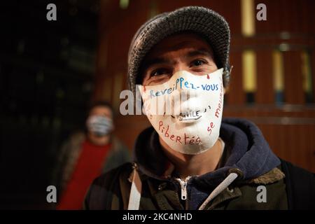 Un manifestant porte un masque de lecture 'Wake up ! Nos libertés sont en train de mourir". Des milliers de manifestants sont descendus dans la rue après l'appel d'ONG (Amnesty International, Human Rights League), de syndicats (CGT, CNT, FO, SAF ie Union of French Lawyers), les syndicats de journalistes (SNJ, SNJ-CGT) et les partis politiques pour une protestation contre le projet de loi appelé « loi sur la sécurité mondiale » promu par le président français Macron et sa majorité. Le projet de loi sur la "loi mondiale sur la sécurité" interdonnera également à quiconque de photographier ou de filmer des membres de la police s'il n'est pas bafoué : les transgresseurs pourraient être condamnés jusqu'à un an de prison et un €45,00 Banque D'Images