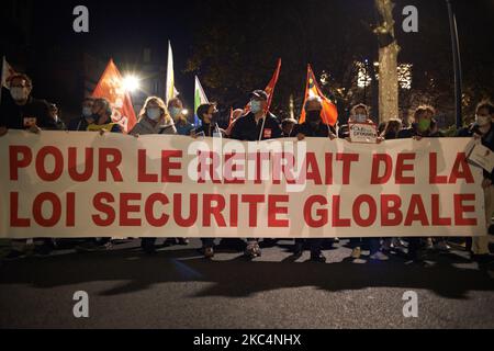 La bannière est intitulée « retrait de la loi mondiale sur la sécurité ». Des milliers de manifestants sont descendus dans la rue après l'appel d'ONG (Amnesty International, Human Rights League), de syndicats (CGT, CNT, FO, SAF ie Union of French Lawyers), les syndicats de journalistes (SNJ, SNJ-CGT) et les partis politiques pour une protestation contre le projet de loi appelé « loi sur la sécurité mondiale » promu par le président français Macron et sa majorité. Le projet de loi sur la "loi mondiale sur la sécurité" interdonnera également à quiconque de photographier ou de filmer des membres de la police s'il n'est pas bafoué : les transgresseurs pourraient être condamnés jusqu'à un an de prison et une amende de €45,000 ans. Le Frenc Banque D'Images