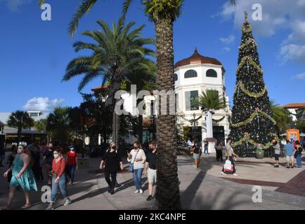 Les visiteurs de Disney Springs sont vus le jour de Thanksgiving, 26 novembre 2020, à Walt Disney World à Lake Buena Vista, Floride. Disney prévoit de licencier environ 32 000 employés, principalement dans ses parcs thématiques où la fréquentation a diminué en raison de la pandémie du coronavirus. (Photo de Paul Hennessy/NurPhoto) Banque D'Images