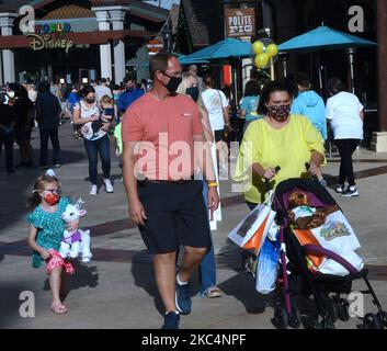 Les visiteurs de Disney Springs sont vus le jour de Thanksgiving, 26 novembre 2020, à Walt Disney World à Lake Buena Vista, Floride. Disney prévoit de licencier environ 32 000 employés, principalement dans ses parcs thématiques où la fréquentation a diminué en raison de la pandémie du coronavirus. (Photo de Paul Hennessy/NurPhoto) Banque D'Images