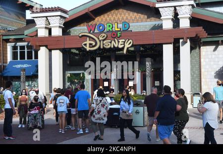 Les visiteurs de Disney Springs sont vus le jour de Thanksgiving, 26 novembre 2020, à Walt Disney World à Lake Buena Vista, Floride. Disney prévoit de licencier environ 32 000 employés, principalement dans ses parcs thématiques où la fréquentation a diminué en raison de la pandémie du coronavirus. (Photo de Paul Hennessy/NurPhoto) Banque D'Images