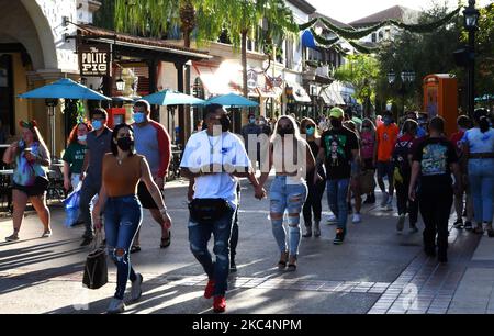 Les visiteurs de Disney Springs sont vus le jour de Thanksgiving, 26 novembre 2020, à Walt Disney World à Lake Buena Vista, Floride. Disney prévoit de licencier environ 32 000 employés, principalement dans ses parcs thématiques où la fréquentation a diminué en raison de la pandémie du coronavirus. (Photo de Paul Hennessy/NurPhoto) Banque D'Images