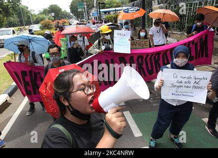 Les militants écologistes prennent une action théâtrale lors d'une manifestation relative à la protection durable du climat devant le bureau du Ministère de l'énergie et des ressources minérales (ESDM), Jakarta, on, novembre 27,2020. (Photo de Dasril Roszandi/NurPhoto) Banque D'Images