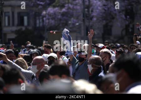 Des milliers de personnes sont venues à la Casa Rosada pour voir le cercueil de Diego Armando Maradona, sur 26 novembre 2020 à Buenos Aires, en Argentine. Maradona est mort d'une crise cardiaque à sa maison le jeudi 25, à l'âge de 60 ans. Il est considéré comme l'un des meilleurs footballeurs de l'histoire et dirige son équipe nationale à la coupe du monde en 1986. Le Président de l'Argentine Alberto Fernandez a déclaré trois jours de deuil national. (Photo de Carol Smiljan/NurPhoto) Banque D'Images