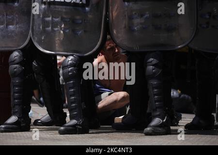 Des milliers de personnes sont venues à la Casa Rosada pour voir le cercueil de Diego Armando Maradona, sur 26 novembre 2020 à Buenos Aires, en Argentine. Maradona est mort d'une crise cardiaque à sa maison le jeudi 25, à l'âge de 60 ans. Il est considéré comme l'un des meilleurs footballeurs de l'histoire et dirige son équipe nationale à la coupe du monde en 1986. Le Président de l'Argentine Alberto Fernandez a déclaré trois jours de deuil national. (Photo de Carol Smiljan/NurPhoto) Banque D'Images