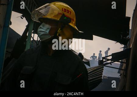 Un incendie a atteint 4th alarme a été déclenchée à Brgy. Sauyo, Quezon aujourd'hui matin, 27 novembre 2020. Les officiers ont annoncé qu'il a feu à 10:53 AM. On estime que 200 familles sont touchées par l'incendie prétendument causé par un fil défectueux. (Photo par Ryan Eduard Benaid/NurPhoto) Banque D'Images