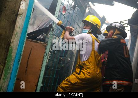 Un incendie a atteint 4th alarme a été déclenchée à Brgy. Sauyo, Quezon aujourd'hui matin, 27 novembre 2020. Les officiers ont annoncé qu'il a feu à 10:53 AM. On estime que 200 familles sont touchées par l'incendie prétendument causé par un fil défectueux. (Photo par Ryan Eduard Benaid/NurPhoto) Banque D'Images