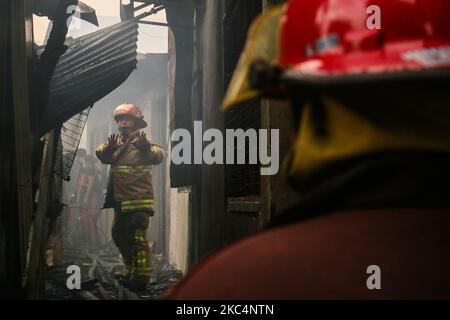 Un incendie a atteint 4th alarme a été déclenchée à Brgy. Sauyo, Quezon aujourd'hui matin, 27 novembre 2020. Les officiers ont annoncé qu'il a feu à 10:53 AM. On estime que 200 familles sont touchées par l'incendie prétendument causé par un fil défectueux. (Photo par Ryan Eduard Benaid/NurPhoto) Banque D'Images