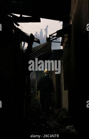 Un incendie a atteint 4th alarme a été déclenchée à Brgy. Sauyo, Quezon aujourd'hui matin, 27 novembre 2020. Les officiers ont annoncé qu'il a feu à 10:53 AM. On estime que 200 familles sont touchées par l'incendie prétendument causé par un fil défectueux. (Photo par Ryan Eduard Benaid/NurPhoto) Banque D'Images