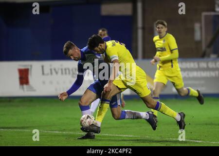 Scott Quigley de Barrow en action avec Wimbledon's Wwill Nightingale lors du match de la coupe FA entre Barrow et AFC Wimbledon à Holker Street, Barrow-in-Furness, le jeudi 26th novembre 2020. (Photo de Mark Fletcher/MI News/NurPhoto) Banque D'Images