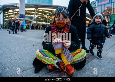 Un activiste de la rébellion d'extinction est en train de tricoter devant le plus grand centre commercial des pays-Bas lors de la « manifestation de cirque » contre le Black Friday, à Utrecht, sur 27 novembre 2020. (Photo par Romy Arroyo Fernandez/NurPhoto) Banque D'Images