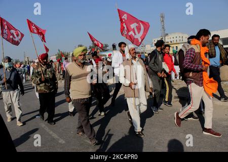 Les agriculteurs crient des slogans alors qu'ils protestent contre les nouvelles lois agricoles du Centre à la frontière de Singhu près de Delhi, en Inde, sur 27 novembre 2020. Les agriculteurs de Haryana et du Punjab devraient atteindre la capitale nationale par cinq autoroutes reliant la ville dans le cadre de leur appel de mars « Delhi Chalo ». (Photo de Mayank Makhija/NurPhoto) Banque D'Images