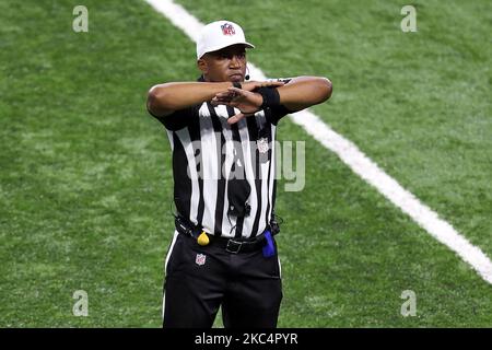 Le juge-arbitre Shawn Smith (14) appelle après avoir passé en revue une partie de la deuxième partie d'un match de football de la NFL entre les Texans de Houston et les Lions de Detroit, à Detroit, Michigan, aux États-Unis, jeudi, 26 novembre 2020. (Photo par Amy Lemus/NurPhoto) Banque D'Images