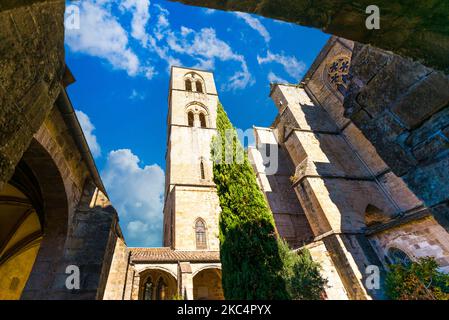 La cathédrale Saint-Fulcran de Lodève est un bâtiment gothique typique du sud de l'Occitania, en France Banque D'Images