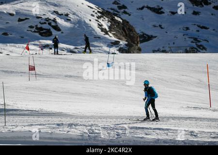 27/11/2020 Cervinia, Italie : les équipes nationales des disciplines alpines se sont rassemblées sur les pentes pour se préparer à une saison très incertaine en raison de la propagation de la pandémie du coronavirus. La station de ski alpin de Cervinia est la seule station d'hiver ouverte à l'entraînement de ski dans le nord-ouest de l'Italie. Le Plan Maison (M. 2,500 MSL. ) Les pistes ne sont réservées que pour les équipes professionnelles, mais maintenant avec la décision de garder les pistes fermées pour les touristes pendant les vacances de Noël, la propriété de la station de ski a annoncé qu'elle ne sait pas combien de temps il sera en mesure de rester ouvert avec si peu de revenus. Le manque de sno Banque D'Images