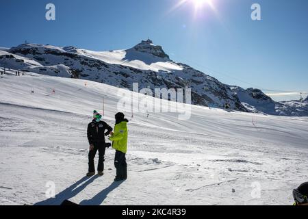 27/11/2020 Cervinia, Italie: L'équipe paralympique italienne de snowboard pendant sa formation dans une saison de compétition pleine d'incertitudes dues à la propagation de la pandémie Covid-19. La station de ski alpin de Cervinia est la seule station d'hiver ouverte à l'entraînement de ski dans le nord-ouest de l'Italie. Le Plan Maison (M. 2,500 MSL. ) Les pistes ne sont réservées que pour les équipes professionnelles, mais maintenant avec la décision de garder les pistes fermées pour les touristes pendant les vacances de Noël, la propriété de la station de ski a annoncé qu'elle ne sait pas combien de temps il sera en mesure de rester ouvert avec si peu de revenus. Le manque de s. Banque D'Images