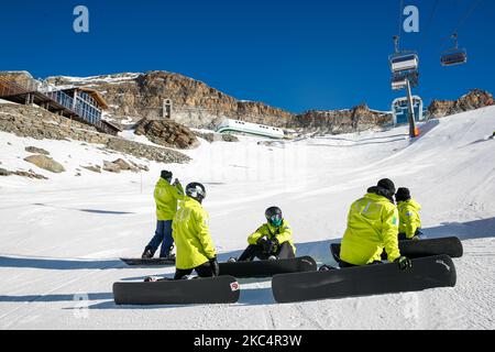 27/11/2020 Cervinia, Italie: L'équipe paralympique italienne de snowboard pendant sa formation dans une saison de compétition pleine d'incertitudes dues à la propagation de la pandémie Covid-19. La station de ski alpin de Cervinia est la seule station d'hiver ouverte à l'entraînement de ski dans le nord-ouest de l'Italie. Le Plan Maison (M. 2,500 MSL. ) Les pistes ne sont réservées que pour les équipes professionnelles, mais maintenant avec la décision de garder les pistes fermées pour les touristes pendant les vacances de Noël, la propriété de la station de ski a annoncé qu'elle ne sait pas combien de temps il sera en mesure de rester ouvert avec si peu de revenus. Le manque de s. Banque D'Images