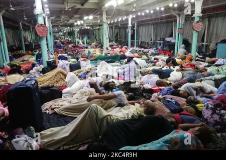 Les gens dorment sur le pont d'un ferry pour passagers en voyageant de Dhaka à la partie sud, à Barishal, au Bangladesh, sur 28 novembre 2020. (Photo de Rehman Asad/NurPhoto) Banque D'Images