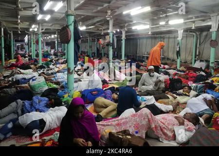 Les gens dorment sur le pont d'un ferry pour passagers en voyageant de Dhaka à la partie sud, à Barishal, au Bangladesh, sur 28 novembre 2020. (Photo de Rehman Asad/NurPhoto) Banque D'Images