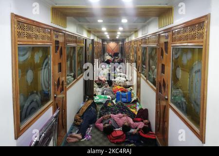 Les gens dorment sur le pont d'un ferry pour passagers en voyageant de Dhaka à la partie sud, à Barishal, au Bangladesh, sur 28 novembre 2020. (Photo de Rehman Asad/NurPhoto) Banque D'Images