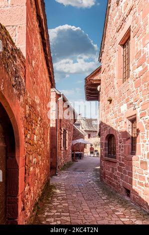 Rue étroite dans le village médiéval de Collonges-la-Rouge, en Corrèze, en Nouvelle-Aquitaine, France Banque D'Images