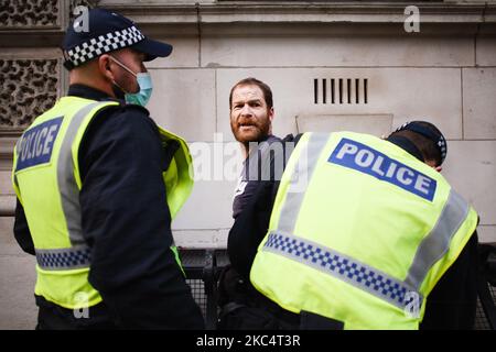 Un activiste anti-verrouillage est arrêté lors d'une manifestation à Londres, en Angleterre, sur 28 novembre 2020. Londres doit revenir aux restrictions de niveau 2 ou de niveau 19, une fois que le confinement actuel du coronavirus à l'échelle de l'Angleterre prendra fin mercredi prochain. Les trois niveaux, affectés aux autorités locales de toute l'Angleterre, ont été renforcés depuis le début du confinement à 5 novembre, avec toutefois les principaux impacts à ressentir par le secteur de l'accueil. (Photo de David Cliff/NurPhoto) Banque D'Images