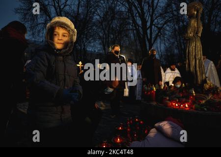 Les gens posent des bouquets d'oreilles ang arrowwood au mémorial des victimes de la grande famine lors du rallye de deuil à Kiev, Ukraine, 28 novembre 2020.Ukraine honore la mémoire des victimes des famines et de la grande famine (Holodomor) de 1932 – 1933 quand 4,5 millions d'Ukrainiens, dont 600 000 enfants à naître, Ont été affamés de mort par le régime soviétique sous Joseph Staline. (Photo par Sergii Kharchenko/NurPhoto) Banque D'Images