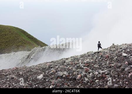 Fumée de soufre et rochers au sommet du mont Gamalama, ville de Ternate, Nord de Maluku, Indonésie. Banque D'Images