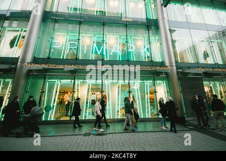 Vue générale des clients en file d'attente à l'extérieur du magasin primark lors du week-end de vente noir à Cologne, en Allemagne, sur 28 novembre 2020 (photo de Ying Tang/NurPhoto) Banque D'Images